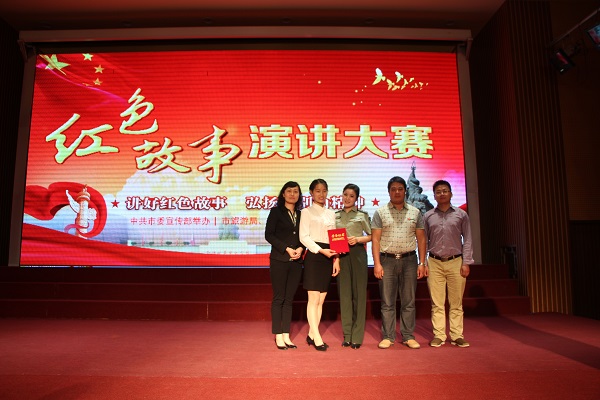 2017052513502146.jpg 领导老师与学生合影.JPG