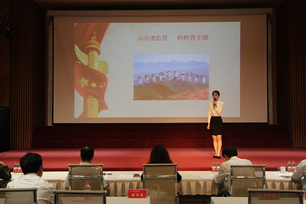 2017052513510632.jpg 学生李倩倩演讲.jpg